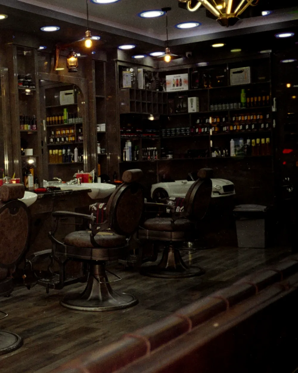 Fauteuils de barbier et étagères de produits dans le salon