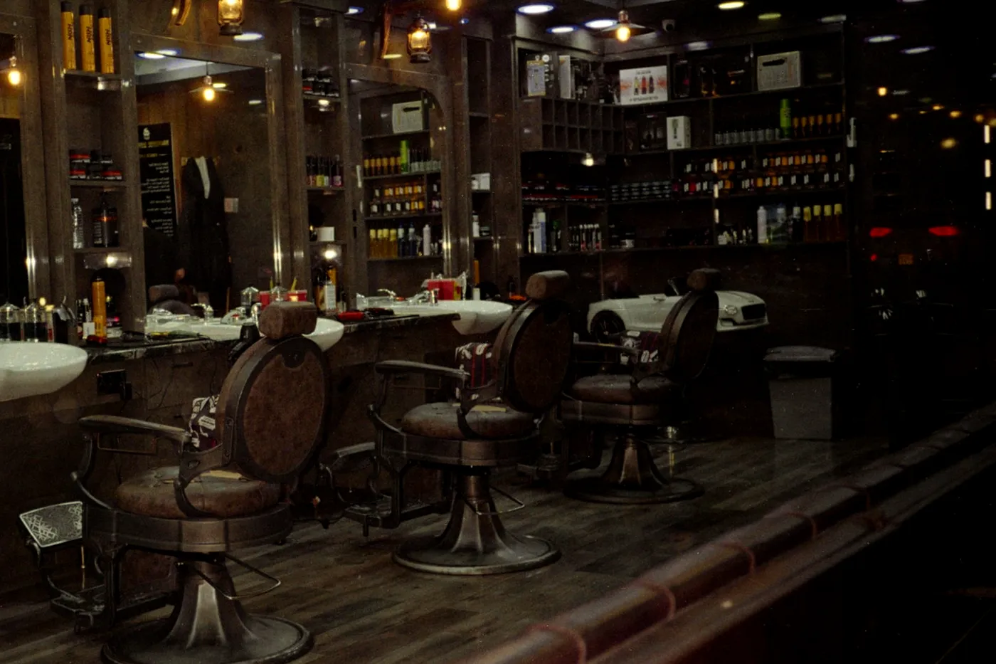 Fauteuils de barbier et étagères de produits coiffants dans le salon